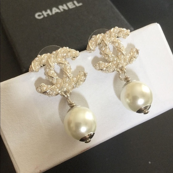 CHANEL Jewelry - Chanel✨CC Pearl drop twisted earrings 💯 authentic